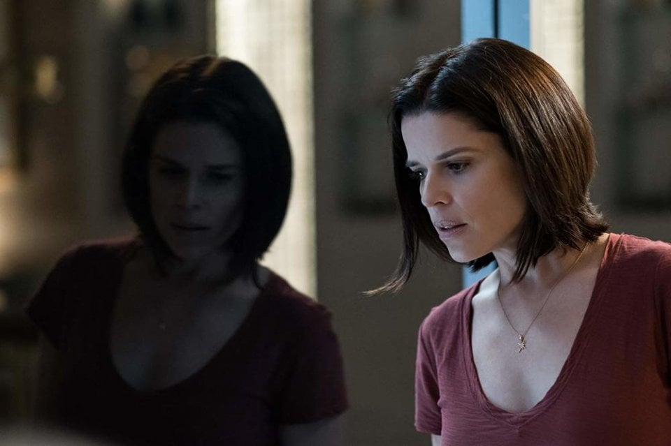 Skyscraper: Neve Campbell in una scena del film