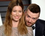 Jessica Biel bacia il figlio in una foto: tempesta di polemiche sui social