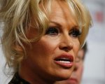 Pamela Anderson: 'Ho chiesto ad Alec Baldwin di contattare Trump e aiutare Assange'