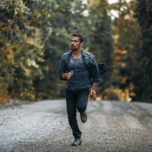 La fine: Theo James in un'immagine del film