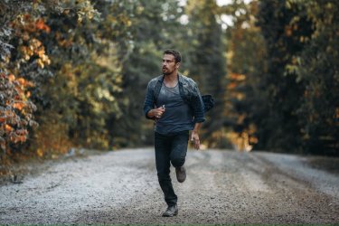 La fine: Theo James in un'immagine del film