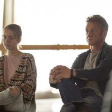 The First: Anna Jacoby-Heron e Sean Penn in una scena