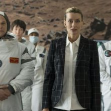 The First: Natascha McElhone circondata da astronauti