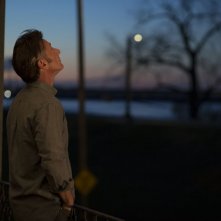 The First: Sean Penn guarda verso l'alto in una scena