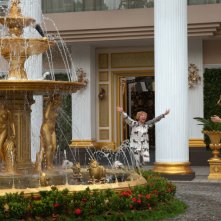 Crazy & Rich: Awkwafina e Constance Wu in una scena del film