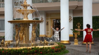 Crazy & Rich: Awkwafina e Constance Wu in una scena del film