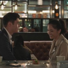 Crazy & Rich: Henry Golding e Constance Wu in una scena del film