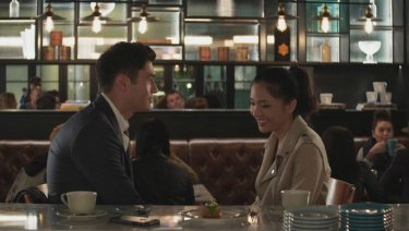 Crazy & Rich: Henry Golding e Constance Wu in una scena del film