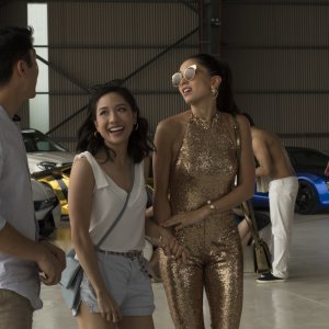Crazy & Rich: Sonoya Mizuno e Constance Wu in una scena del film