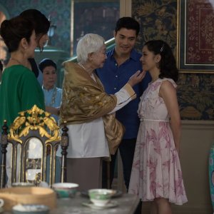 Crazy & Rich: Michelle Yeoh, Gemma Chan, Henry Golding e Constance Wu in una scena del film