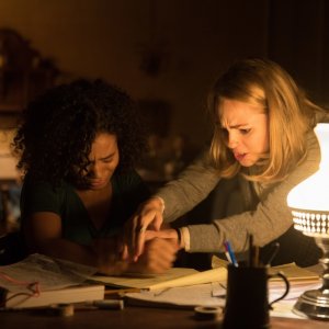 Dark Hall: Taylor Russell e Annasophia Robb in un'immagine del film