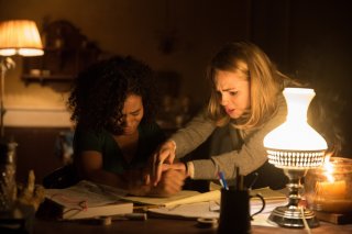 Dark Hall: Taylor Russell e Annasophia Robb in un'immagine del film