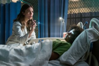 Darkest Minds: Amandla Stenberg e Mandy Moore in una scena del film