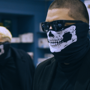 Fino all'inferno: Francesco Emulo e Roberto D'Antona in una scena del film