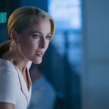 Il tuo ex non muore mai: Gillian Anderson in una scena del film
