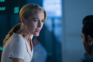 Il tuo ex non muore mai: Gillian Anderson in una scena del film