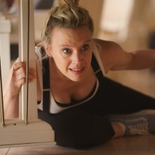 Il tuo ex non muore mai: Kate McKinnon in una scena del film