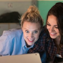 Il tuo ex non muore mai: Mila Kunis e Kate McKinnon in una scena del film