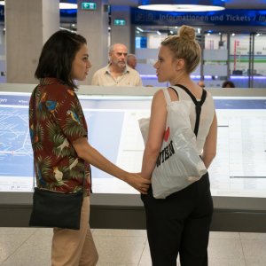 Il tuo ex non muore mai: Mila Kunis e Kate McKinnon in un momento del film