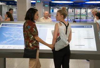 Il tuo ex non muore mai: Mila Kunis e Kate McKinnon in un momento del film