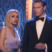Il tuo ex non muore mai: Mila Kunis e Sam Heughan in una scena del film