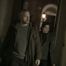 La settima musa: Elliot Cowan e Ana Ularu in una scena del film