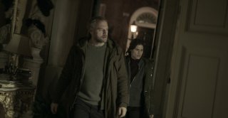 La settima musa: Elliot Cowan e Ana Ularu in una scena del film