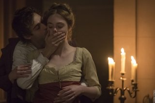 Mary Shelley - Un amore intramontabile: Elle Fanning e Douglas Booth in una scena del film