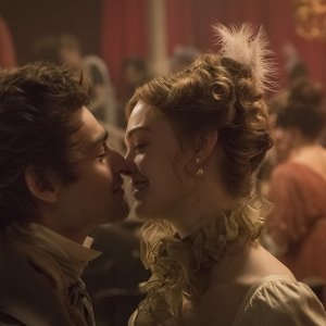 Mary Shelley - Un amore intramontabile: Elle Fanning e Douglas Booth in un momento del film