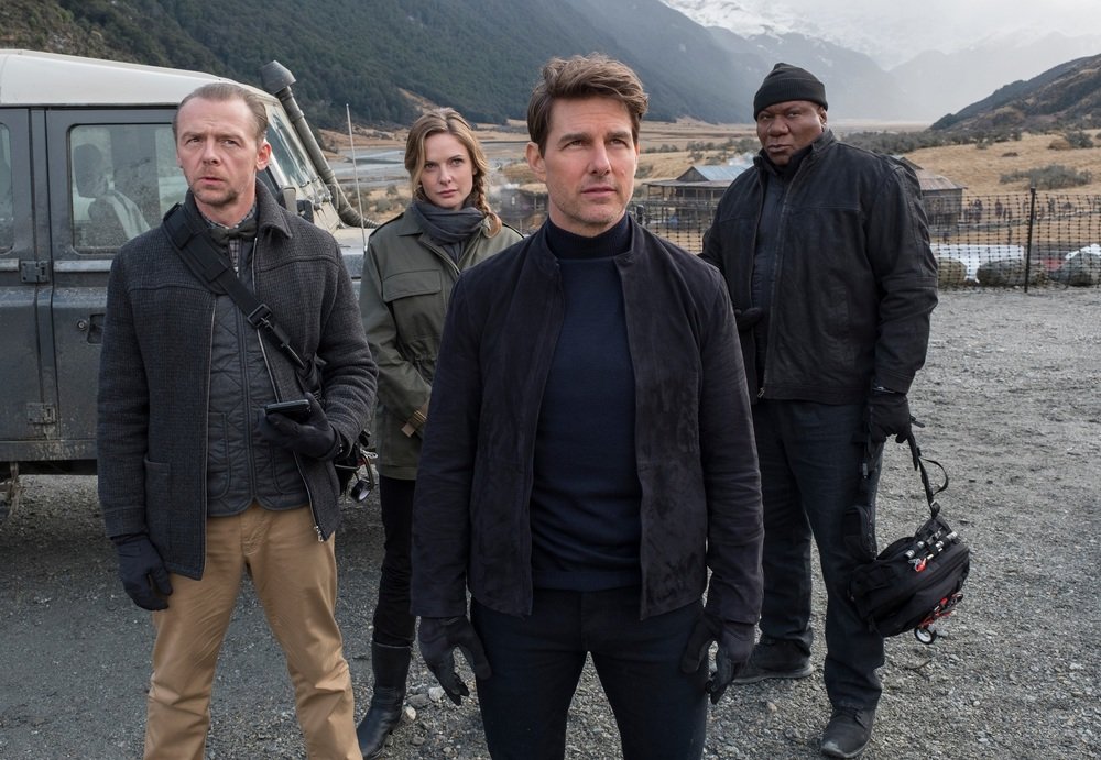 Simon Pegg, Rebecca Ferguson, Tom Cruise e Ving Rhames in una scena del franchise Mission: Impossible