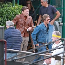 C'era una volta a... Hollywood: Leonardo DiCaprio e Brad Pitt sul set