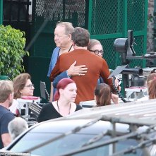 C'era una volta a... Hollywood: Leonardo DiCaprio e Al Pacino si abbracciano