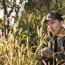Escape at Dannemora: Paul Dano si mimetizza nella vegetazione