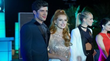 Famous in love: Carter Jenkins e Bella Thorne in una foto della serie