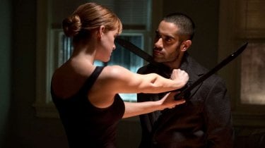 Iron Fist 2: Sacha Dhawan e Alice Eve in una minacciosa sequenza