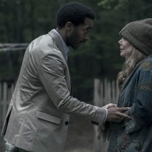 Castle Rock: Sissy Spacek e Andre Holland in una scena della prima stagione