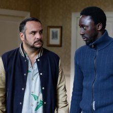 Come ho incontrato mio padre: François-Xavier Demaison e Dioucounda Koma in una scena del film