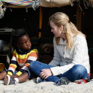 Come ho incontrato mio padre: Owen Kanga e Isabelle Carré in una scena del film