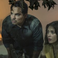 Extinction: un'immagine del film con Michael Peña