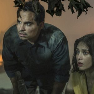 Extinction: un'immagine del film con Michael Peña