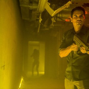 Extinction: una foto di scena con Michael Peña