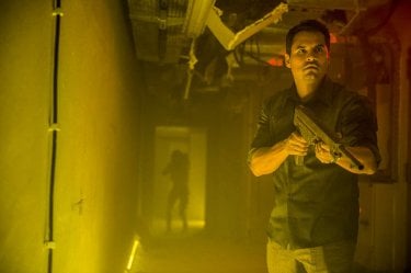 Extinction: una foto di scena con Michael Peña