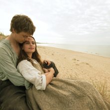 La ragazza dei tulipani: Alicia Vikander e Dane DeHaan in una scena del film