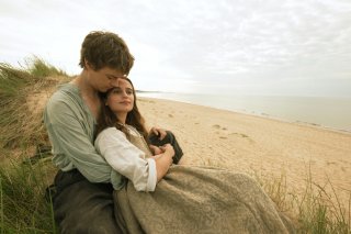 La ragazza dei tulipani: Alicia Vikander e Dane DeHaan in una scena del film