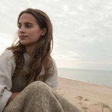 La ragazza dei tulipani: Alicia Vikander in una scena del film