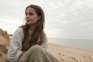 La ragazza dei tulipani: Alicia Vikander in una scena del film