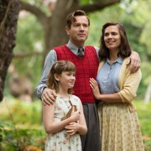 Ritorno al Bosco dei 100 Acri: Bronte Carmichael, Hayley Atwell ed Ewan McGregor in una scena del film