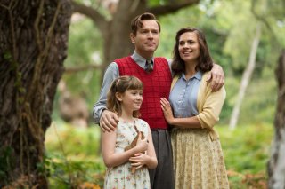 Ritorno al Bosco dei 100 Acri: Bronte Carmichael, Hayley Atwell ed Ewan McGregor in una scena del film