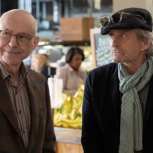 The Kominsky Method: Michael Douglas e Ala Arkin in una scena