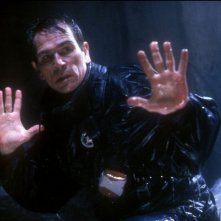 Il fuggitivo: Tommy Lee Jones in una scena drammatica del film